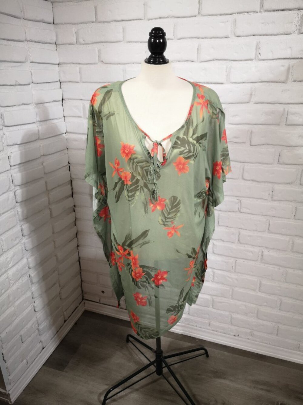 La Vie En Rose Aqua Ladies Size Medium Green w/ Orange Floral Print Cover Up